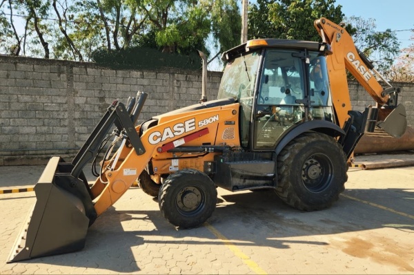 Retroescavadeira Case 580 N  ano 2020