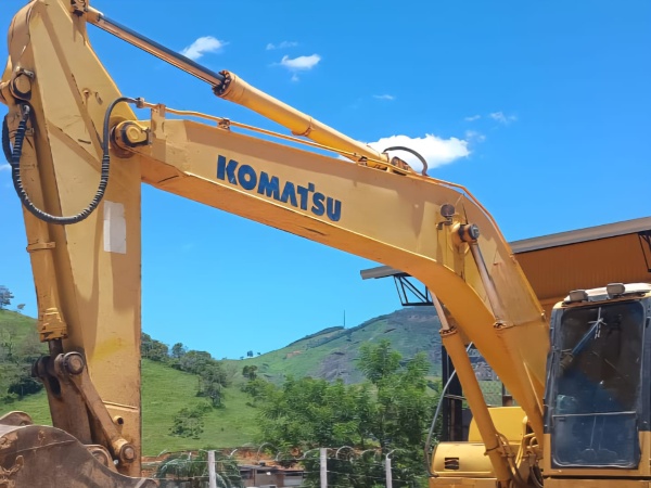 Escavadeira Komatsu PC200LC-6B ano 2012