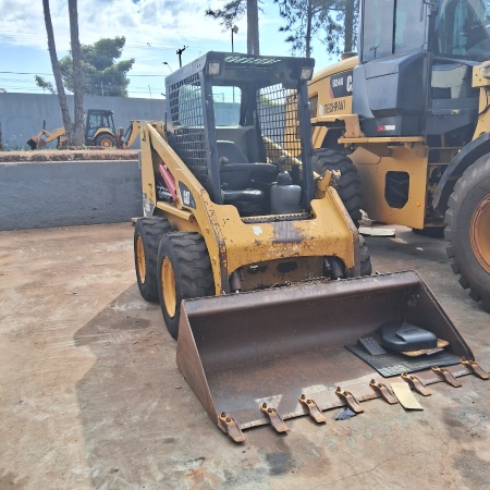 Mini Carregadeira Caterpillar 216B3 ano 2012