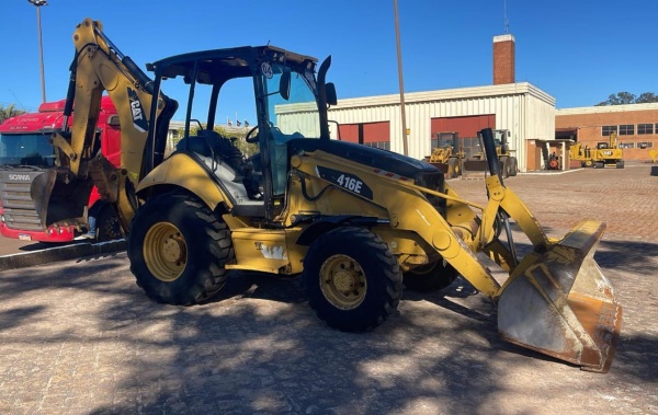Retroescavadeira Caterpillar 416 E ano 2013