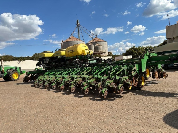 Plantadeira John Deere DB 74 ano 2016