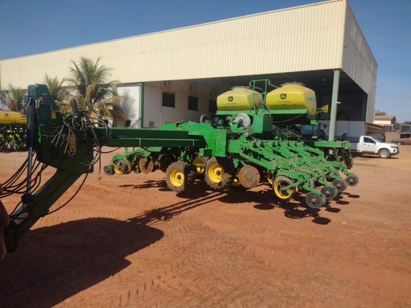Plantadeira John Deere DB 74 ano 2011