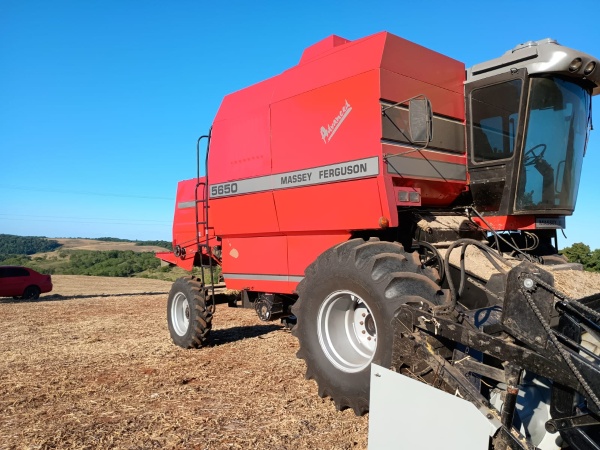 Colheitadeira Massey Ferguson MF 5650 Advanced ano 2002