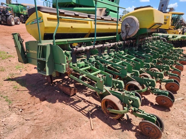Plantadeira John Deere 2117 ano 2011