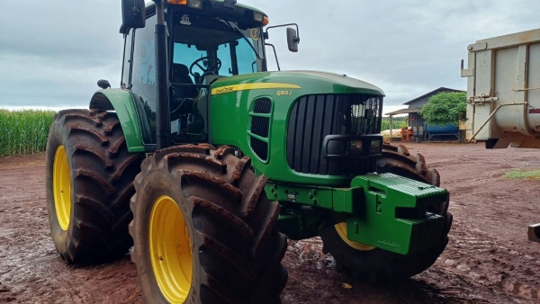 Trator John Deere 6180J ano 2015
