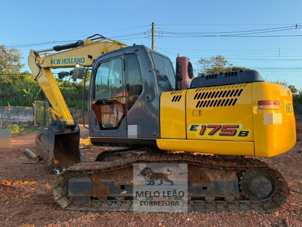 Escavadeira New Holland E175B ano 2012