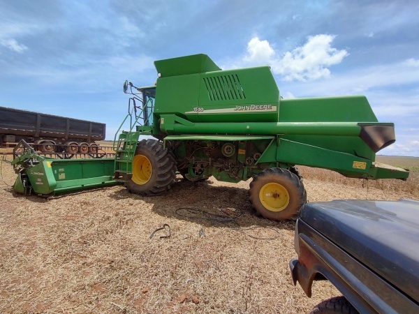 Colheitadeira John Deere 1550 ano 2002