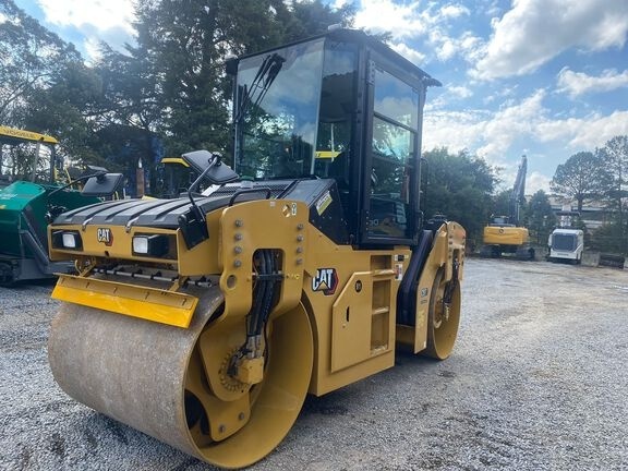 Rolo Compactador Caterpillar CB7 ano 2019