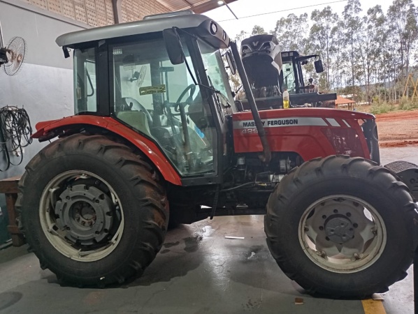 Trator Massey Ferguson 4290 ano 2011