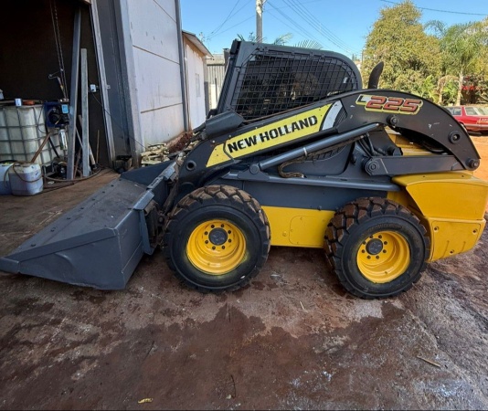 Mini Carregadeira New Holland L225 ano 2013