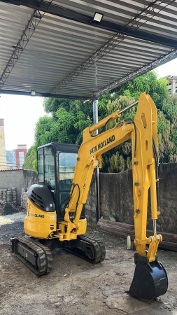 Mini Escavadeira New Holland E35B ano 2016