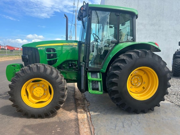Trator John Deere 6110J ano 2015
