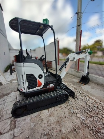 Mini Escavadeira Bobcat E20 ano 2021