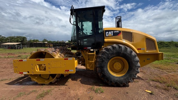 Rolo Compactador Caterpillar CP54B ano 2013
