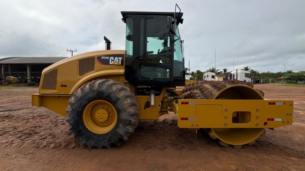 Rolo Compactador Caterpillar CP54B ano 2014