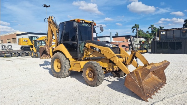 Retroescavadeira Caterpillar 416 E ano 2011