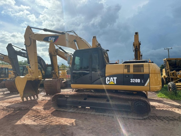 Escavadeira Caterpillar 320DL ano 2012