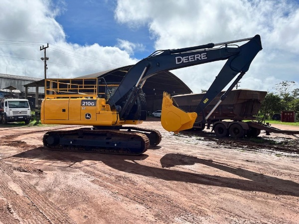 Escavadeira John Deere 210G ano 2015