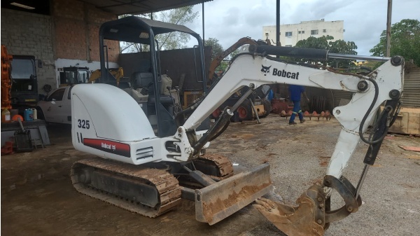 Mini Escavadeira Bobcat 325 ano 2010