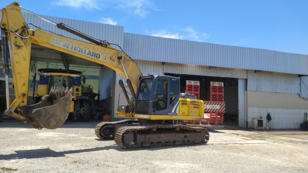 Escavadeira New Holland E215LC ano 2016