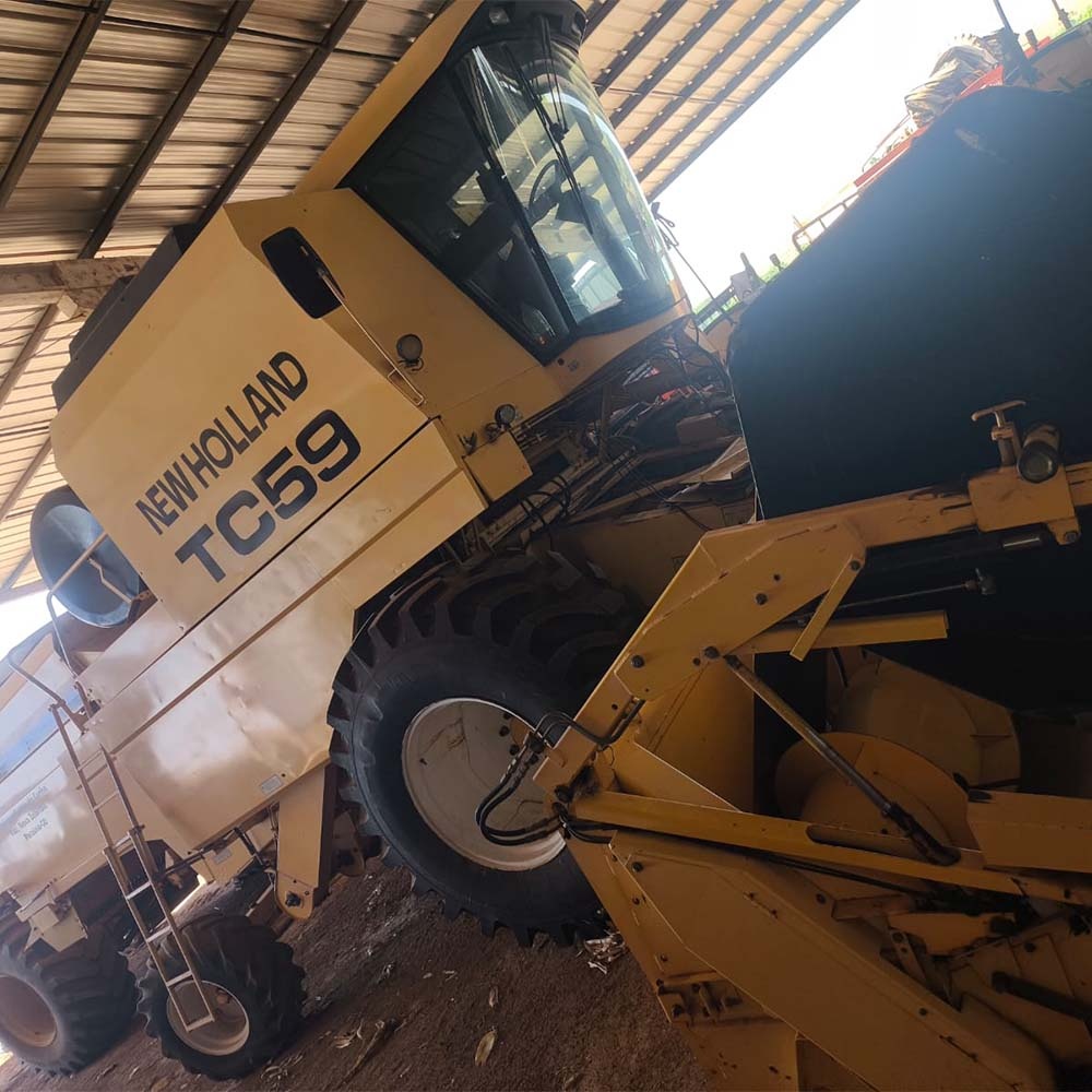 Colheitadeira New Holland TC 59 ano 2005