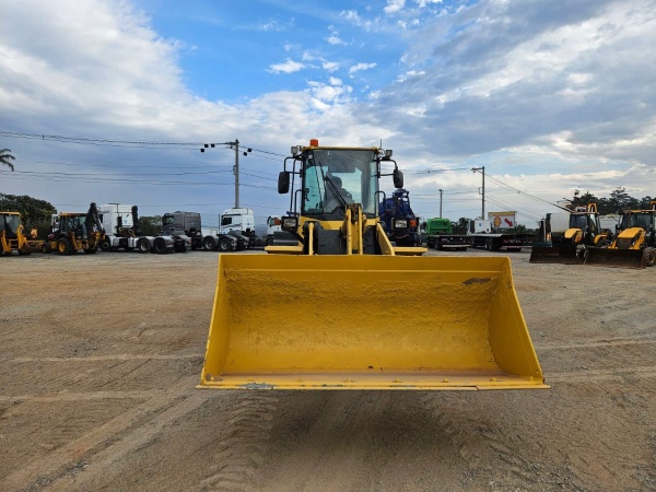 Pá Carregadeira Komatsu WA 200 ano 2018