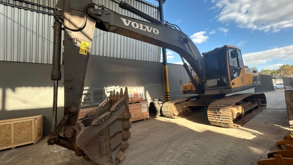 Escavadeira Volvo EC220DL ano 2021
