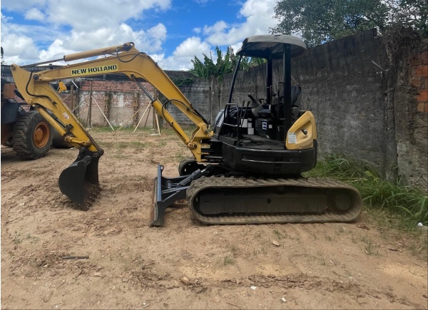Mini Escavadeira New Holland E50 ano 2010