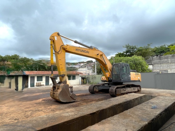 Escavadeira Hyundai R320NLC-7 ano 2010