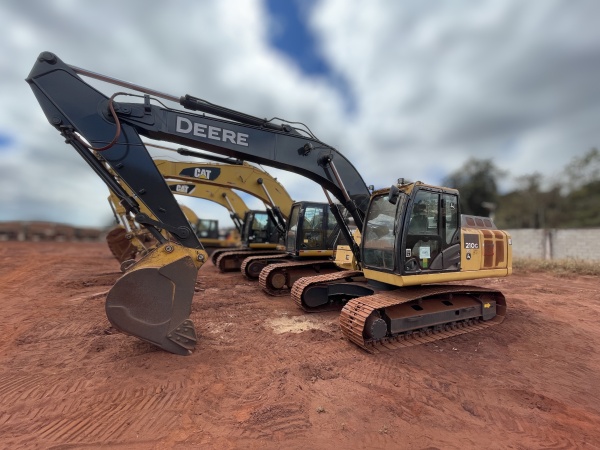 Escavadeira John Deere 210G ano 2015