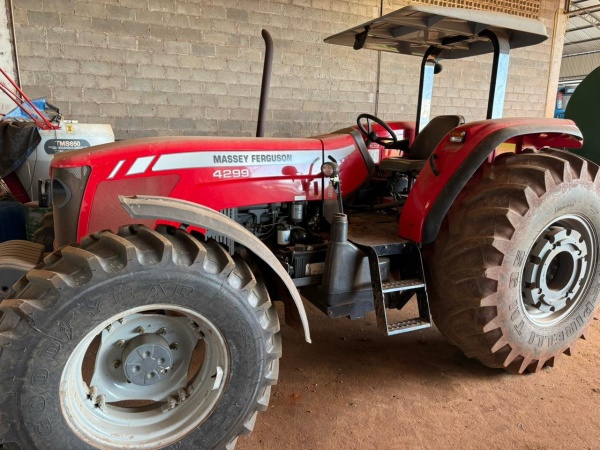 Trator Massey Ferguson MF 4299 ano 2014