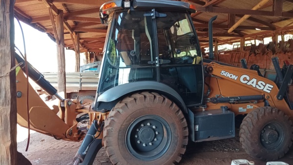 Retroescavadeira Case 580 N  ano 2020