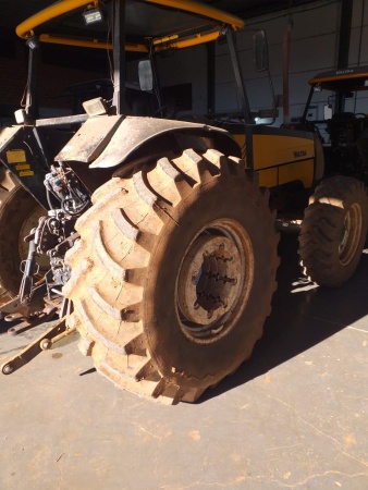 Trator Valtra BM 110 ano 2004