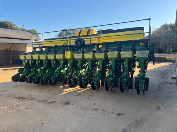 Plantadeira John Deere 1113 ano 2013
