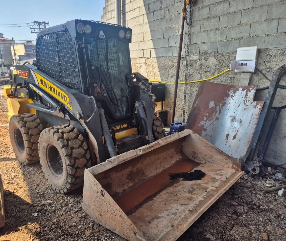 Mini Carregadeira New Holland L320 ano 2024