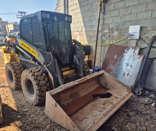 Mini Carregadeira New Holland L320 ano 2024