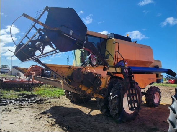 Colheitadeira New Holland TC 5090   ano 2011