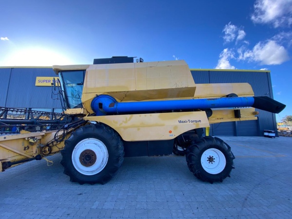Colheitadeira New Holland TC 5090   ano 2011