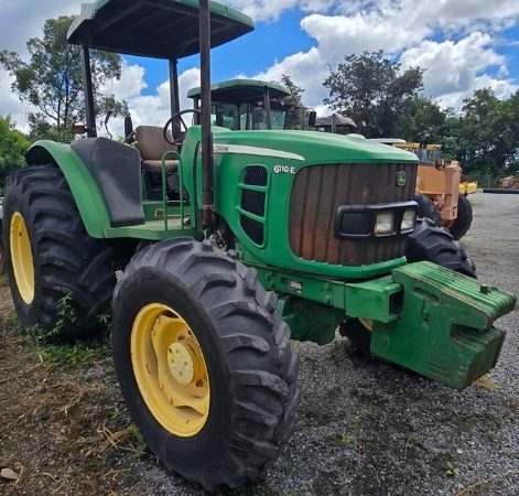 Trator John Deere 6110E ano 2013