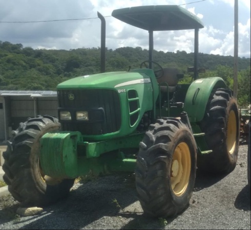 Trator John Deere 6110E ano 2013