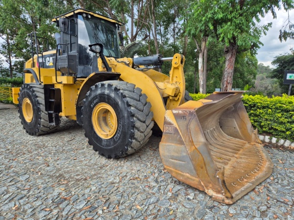 Pá Carregadeira Caterpillar 966L ano 2019