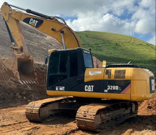Escavadeira Caterpillar 320DL ano 2012
