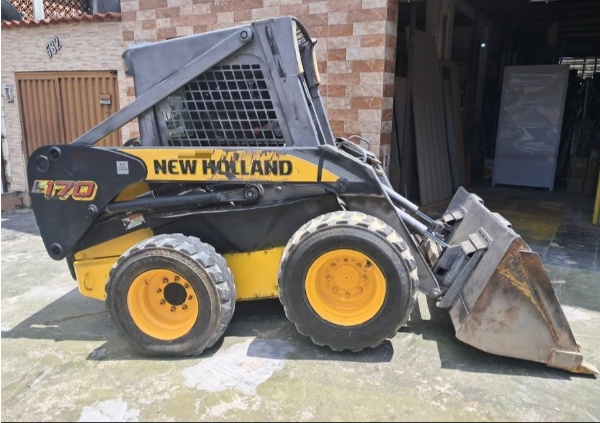 Mini Carregadeira New Holland L170 ano 2010