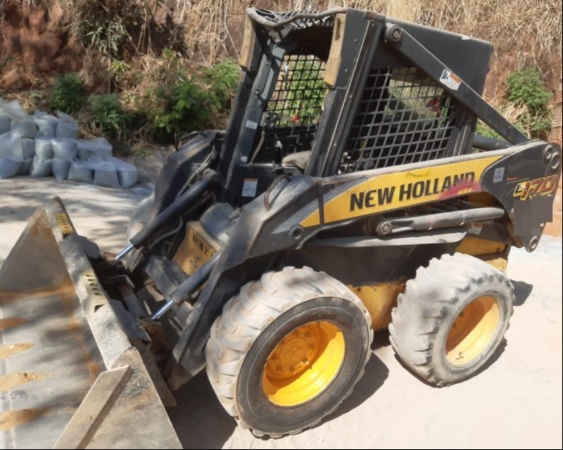 Mini Carregadeira New Holland L170 ano 2010