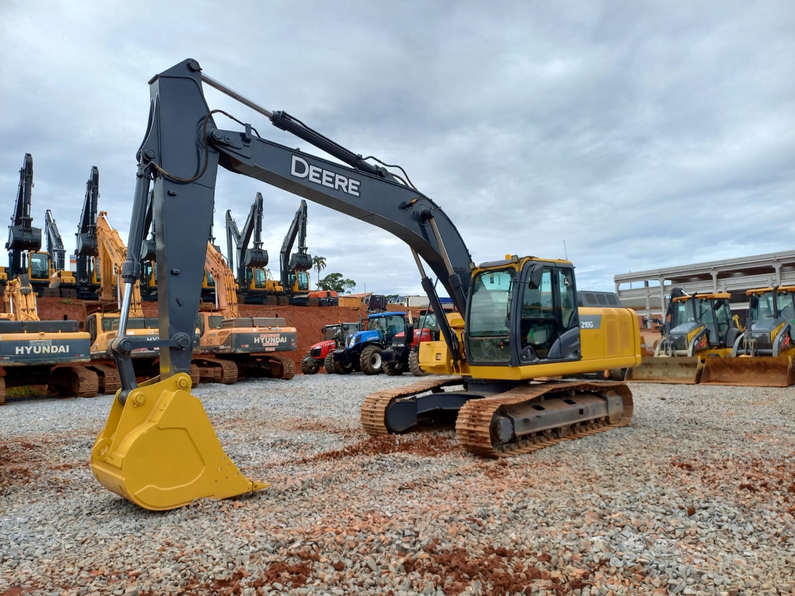 Escavadeira John Deere 210G ano 2020