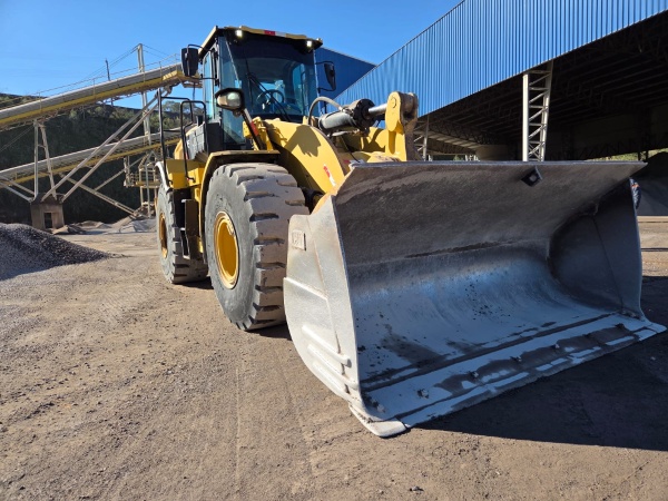 Pá Carregadeira Caterpillar 950L ano 2021