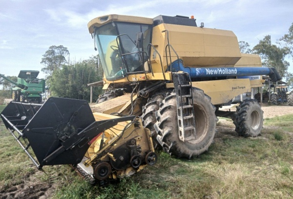 Colheitadeira New Holland TC 5090   ano 2009
