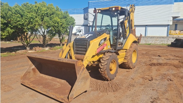 Retroescavadeira Caterpillar 416 E ano 2011