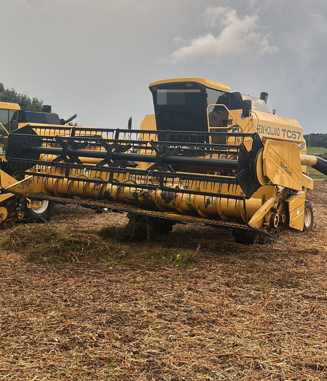 Colheitadeira New Holland TC 57 ano 2002