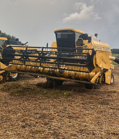 Colheitadeira New Holland TC 57 ano 2002